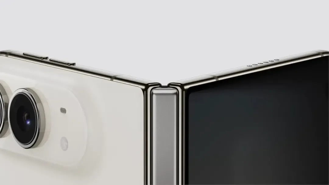samsung-galaxy-z-fold-close-up-6aa19f97420fe43083954d93.webp